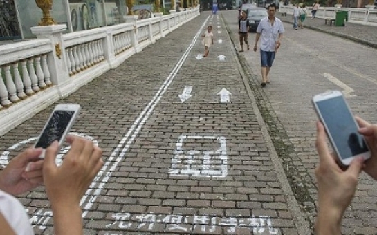 'Phone lane' for texting pedestrians