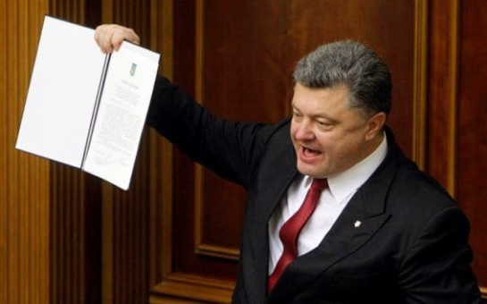 Ukraine ratifies EU deal, offers special status to rebels