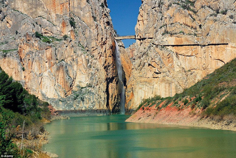 The world's most dangerous and scariest footpath - PHOTO+VIDEO