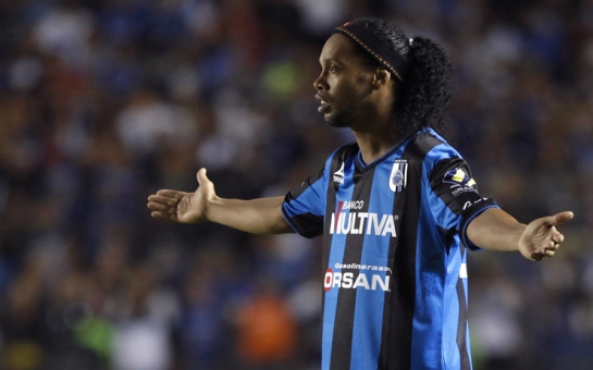 Ronaldinho misses penalty on Mexican debut - VIDEO