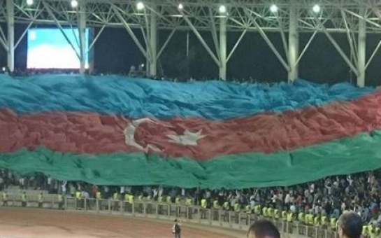 Nəhəng bayraq stadiona necə gətirildi? -VIDEO