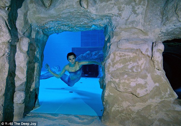 The world's deepest pool - PHOTO+VIDEO