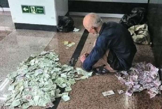 Chinese beggar rolling in stash of cash, literally - PHOTO