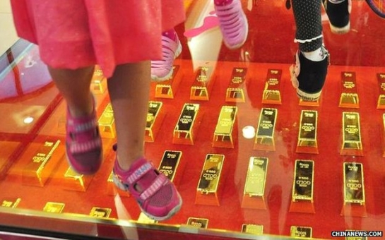 China: Shopping centre paves walk with gold bars