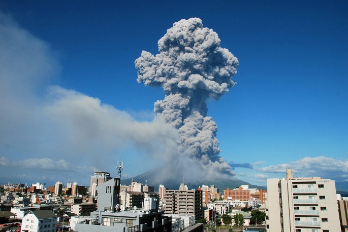 Извержение вулкана в Японии - ФОТО