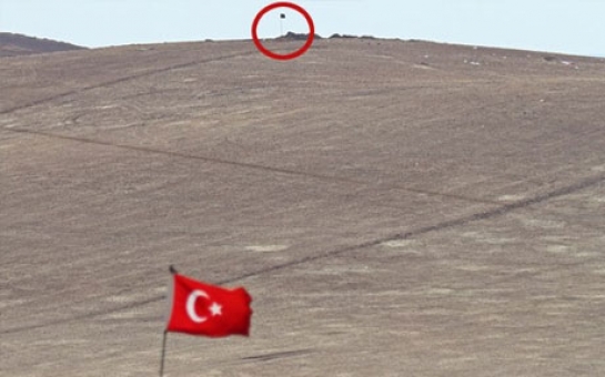İŞİD Türkiyə sərhədinə bayrağını sancdı - FOTOLAR
