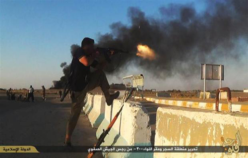 İŞİD törətdiyi insan qırğınının görüntülərini yaydı - FOTOLAR