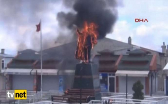 Члены ИГИЛ подожгли памятник Ататюрку - ВИДЕО