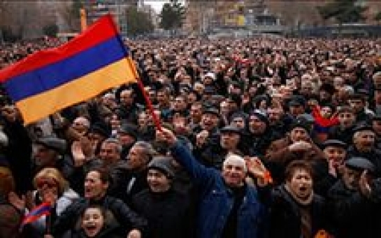В Ереване тысячи людей собрались на площади Свободы