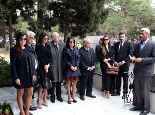 Первая леди Азербайджана и члены ее семьи посетили могилу Аиды Имангулиевой