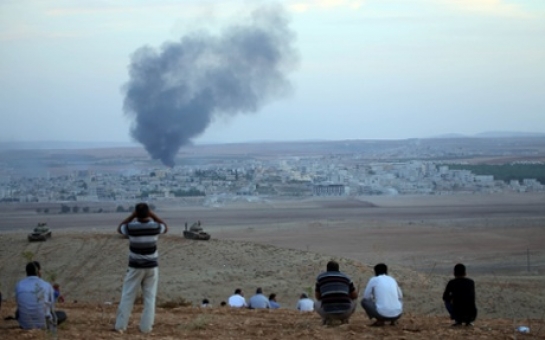 Kobani: Turkish Kurds watch as US airstrikes hit Isis