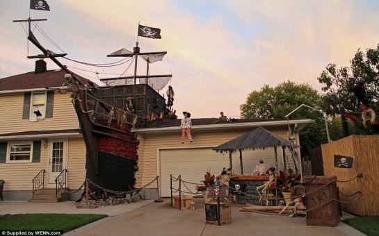 Halloween house has a run-in with full-size pirate ship - PHOTO