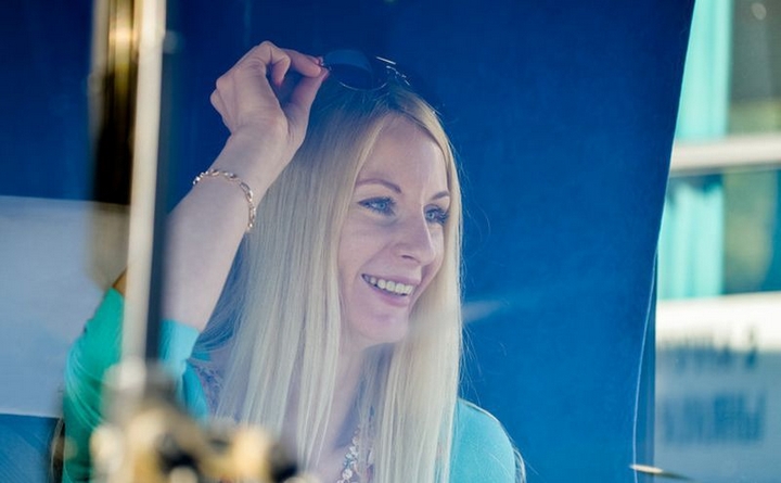 Блондинка модельной внешности стала водителем автобуса- ФОТО