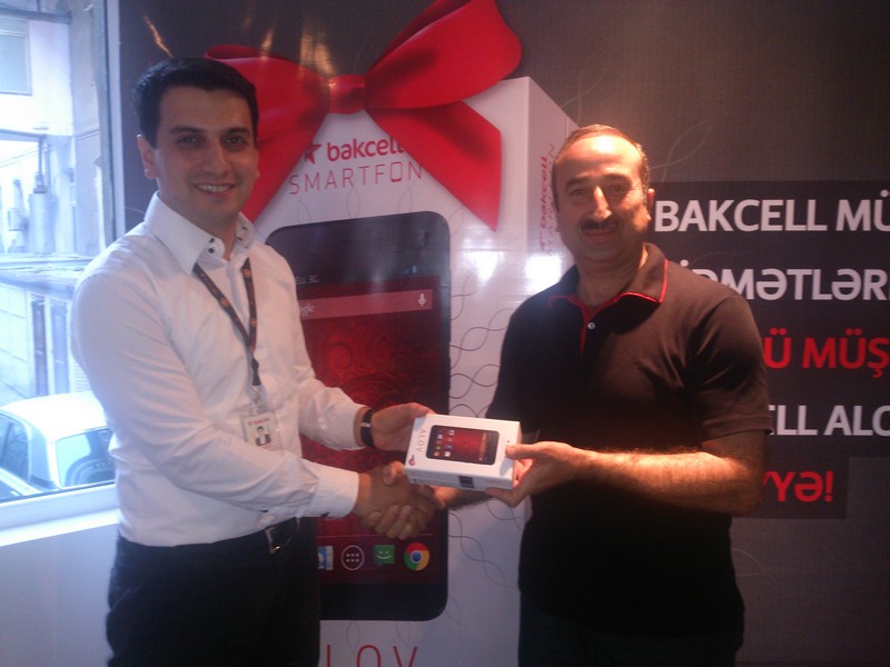 Subscribers receive gifts at Bakcell's new customer service center - PHOTO