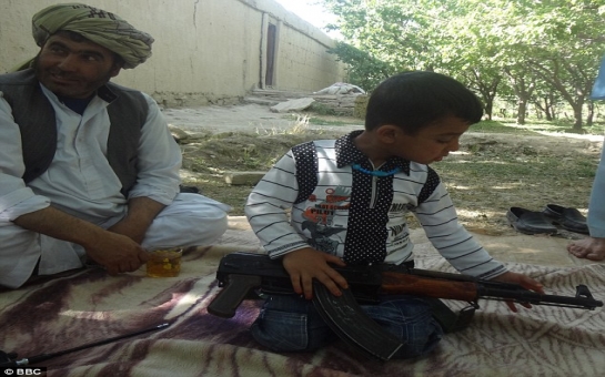 Taliban toddler: "I'm 'going to shoot people' - VIDEO