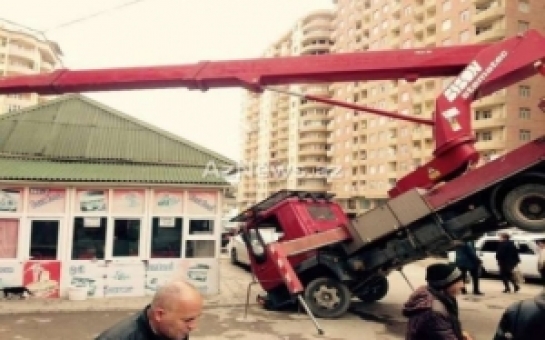 Yasamalda fəhlə qaldıran kran aşdı - FOTO