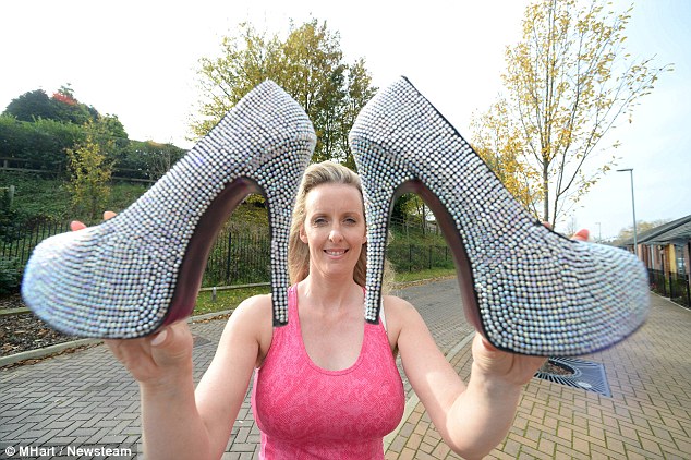 Mother-of-five to be the first person to run a marathon in HIGH HEELS - PHOTO