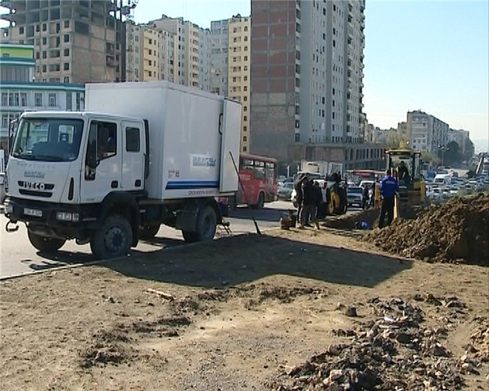 Bakıda bu gün asfalt vurulan yol çökdü - FOTO