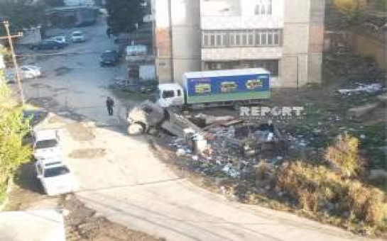 Bakıda yer çökdü - Kamaz torpağa batdı