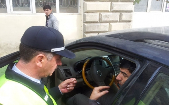 В Баку автохулиган волок полицейского по улице