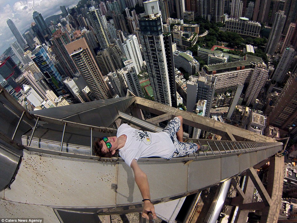 Hong Kong's skyscrapers to take vertigo-inducing selfies above the city - PHOTO