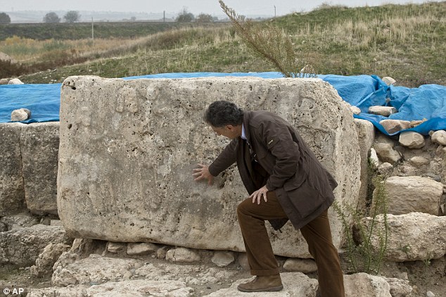 Inside the archaeological site in territory controlled by Islamic extremists - PHOTO