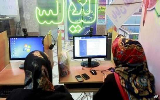 Iran minister urges Facebook access