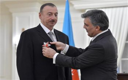 President Gül presents medal of honor to Aliyev