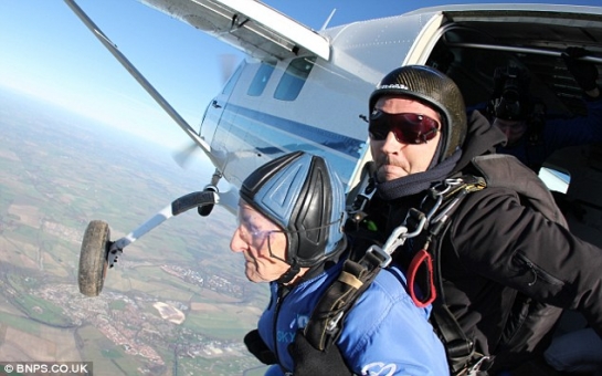 93-year-old WWII veteran skydives 10,000ft with his wife's ashes strapped to his chest