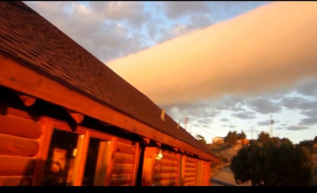 Ominous roll cloud is caught on camera as it glides over the sky - PHOTO+VIDEO