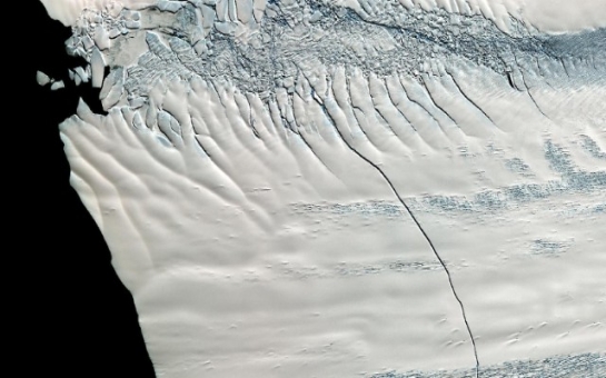 City-size iceberg drifting away from Antarctica