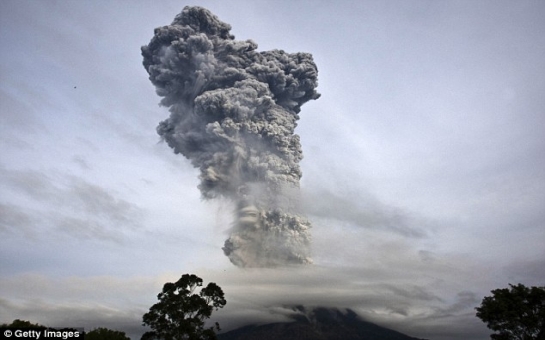 Thousands evacuated after Sumatran volcano erupts - VIDEO