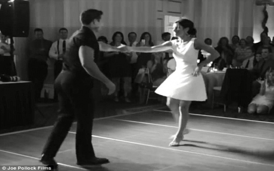 Couple performs 'Dirty Dancing' scene at wedding - PHOTO+VIDEO