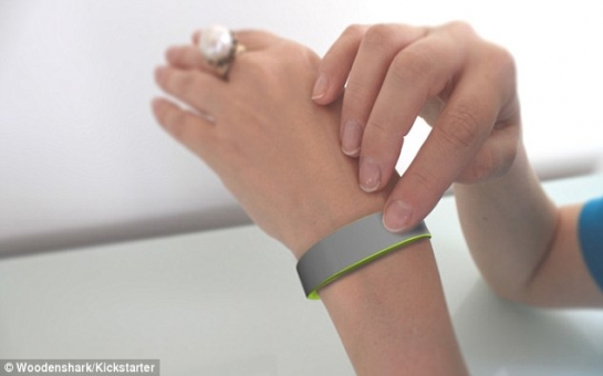 Vibrating wristband ensures your partner is ALWAYS by your side