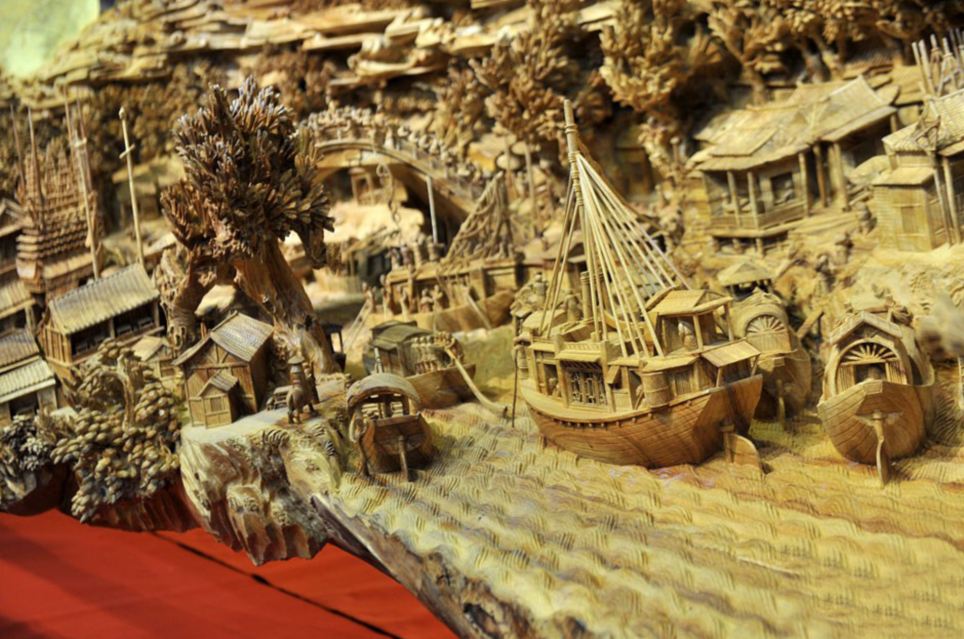 Wood art breaks record for longest carving - PHOTO