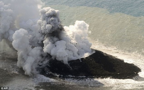 Volcanic eruption in the Pacific Ocean creates new island - PHOTO