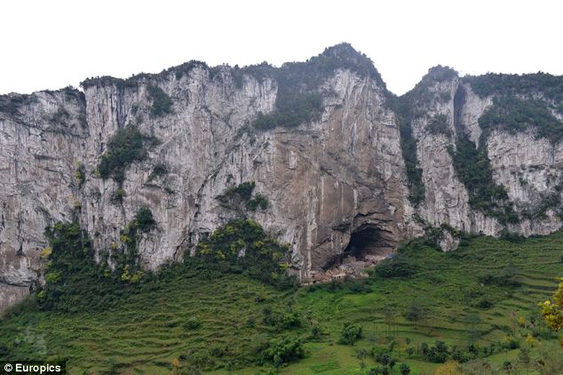 Children forced to learn in rundown building on cliff-face - PHOTO