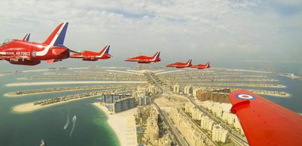 Red Arrows aces paint Dubai sky red, white and blue - PHOTO+VIDEO