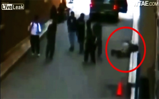 Teens punch random strangers to knock them out - VIDEO