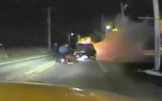 Police officer pulls unconscious driver from burning car - VIDEO
