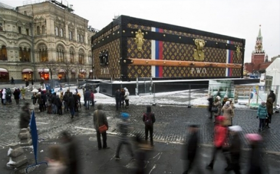 Giant suitcase to leave Red Square