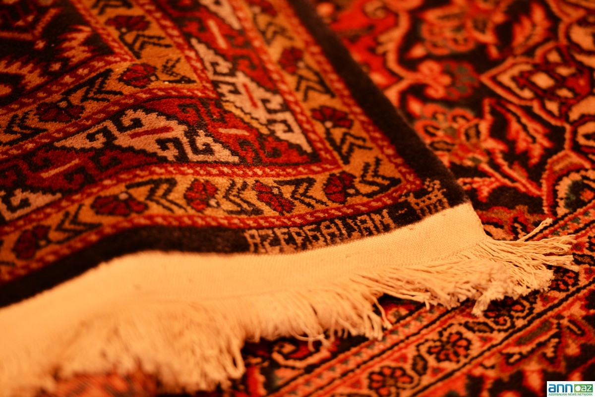 Hungarians treasure Azerbaijani carpets - PHOTO