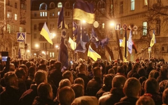 Ukraine unrest: Former presidents back mass protests