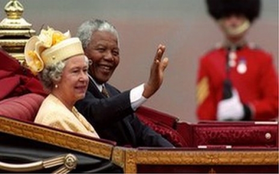 Queen pays tribute to Nelson Mandela