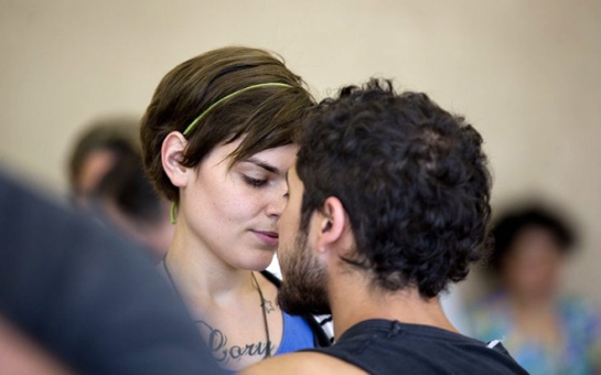 Argentines teach ‪tango‬ inside mental hospital