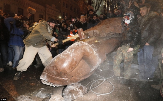 Anti-government protesters in Ukraine topple and behead Lenin statue