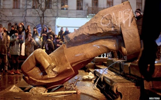 Kiev's Lenin toppled - but others remain in unexpected places - PHOTO