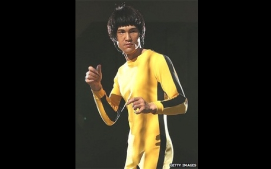 Bruce Lee: Yellow jumpsuit sells for $100,000