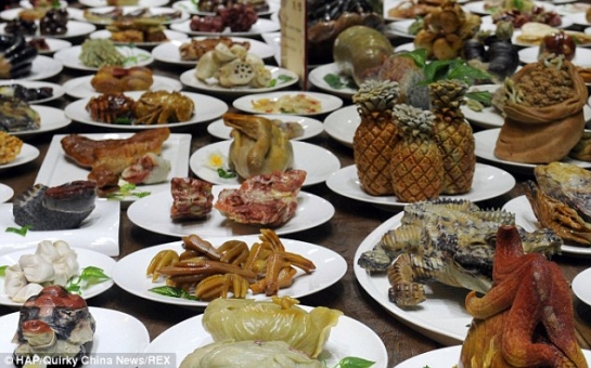 Artist breaks world record with 142 plates of sculpted meals, made entirely of rock - PHOTO