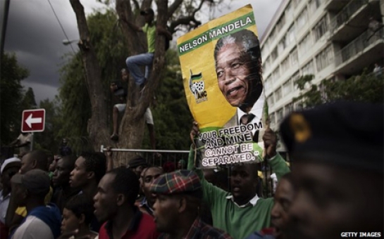 Thousands more to view Nelson Mandela's body in Pretoria